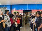 Puluhan-warga-mengantre-untuk-memasukkan-lamaran-kerja-saat-Job-Fair-di-Mall-Pelayanan.jpg
