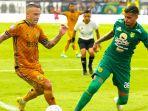 Radja-Nainggolan-berduel-dengan-pemain-Persebaya-Surabaya-Yan-Victor.jpg