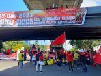 Ratuan-buruh-telah-memadati-kawasan-Fly-Over-Jl-AP-Pettarani-Makassar-Senin-152023-siang.jpg