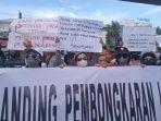 Ratusan-emak-emak-pedagang-Pasar-Terong-unjuk-rasa-di-DPRD-Kota-Makassar.jpg