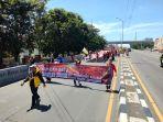 Ratusan-massa-buruh-bergerak-ke-depan-gedung-Dewan-Perwakilan-Rakyat-Daerah-DPRD-Sulsel.jpg