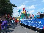 Ratusan-massa-buruh-mengepung-kantor-DPRD-Sulsel-54.jpg