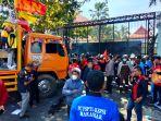 Ratusan-massa-buruh-menggedor-gedor-gerbang-pagar-DPRD-Sulsel.jpg