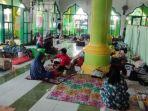 Ratusan-warga-masih-bertahan-di-posko-pengungsian-Masjid-Jabal-Nur-Perumnas-Antang-Blok-10.jpg