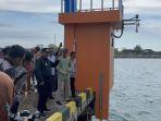 Reaksi-Pj-Gubernur-Sulsel-Bahtiar-saat-Cek-Alat-Deteksi-Tsunami-di-Pelabuhan-Boddia-Takalar.jpg