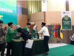 Rektor-UMI-Prof-Sufirman-Rahman-menyerahkan-SK-Pengangkatan-Dosen-Tetap.jpg