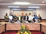 Rektor-UNM-Prof-Dr-Ir-Husain-Syam-melepas-lima-jamaah-calon-haji-UNM.jpg