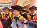 Rektor-UNM-Prof-Husain-Syam-togah-oranye-di-pinisi-wisuda.jpg