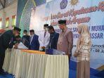 Rektor-Unismuh-Prof-Ambo-Asse-menyerahkan-SK-Plt-Pimpinan-RS-Muhammadiyah.jpg