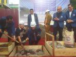 Rektor-Universitas-Bosowa-Prof-Batara-Surya-meletakkan-batu-pertama.jpg