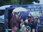 Relawan-organisasi-kemanusiaan-Kurir-Langit-Indonesia-membantu-korban-banjir.jpg