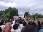 Relawan-sambut-kedatangan-calon-presiden-nomor-urut-1-Anies-Baswedan-di-lapangan-Cina12.jpg
