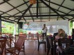 Rijal-Parenrengi-berbagai-cerita-kepada-petani-milenial-di-Bone.jpg