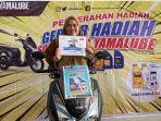 Rini-Anggreani-Rusli-saat-menerima-hadiah-langsung.jpg