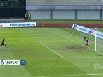 Risto-Mitrevski-sukses-mengecoh-M-Ridho-saat-mengeksekusi-tendangan-penalti.jpg