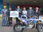 SEKOLAH-KOLONG-Bupati-Maros-Chaidir-Syam-menyalurkan-bantuan-motor.jpg