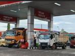 SOLAR-LANGKA-Antrean-panjang-truk-di-SPBU-Batangase.jpg