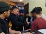 Saat-Kapolsek-Rappocini-AKP-Muhammad-Yusuf-jaket-hitam-kuning.jpg
