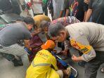 Saat-polisi-dan-warga-mengevakuasi-pria-mendadak-meninggal-dunia-saat-mengemudi.jpg