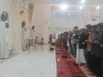 Salat-Gerhana-di-Masjid-Syekh-Yusuf.jpg