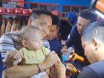 Sambil Bernyanyi, Damkar Parepare Lepaskan Gelang Kayu Tersangkut di Tangan Bayi