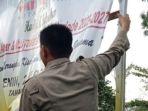 Satpol-PP-Kota-Parepare-tertibkan-baliho-atau-spanduk-kadaluwarsa.jpg