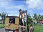 Satpol-PP-Sinjai-saat-menertibkan-baliho-bakal-calon-bupati-sinjai.jpg