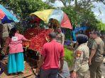 Satpol-PP-penertiban-sejumlah-pedagang-rambutan-di-bahu-jalan-poros-Maros-Makassar.jpg