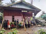 Satu-pohon-aren-ambruk-menimpa-rumah-warga-di-Desa-Salupao12.jpg