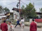 Sejumlah-petugas-kepolisian-berusaha-mengamankan-W-di-kabupaten-Kuningan-Jawa-Barat.jpg