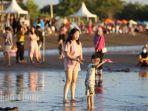Sejumlah-warga-menikmati-wisata-Pantai-Indah-Bosowa-Makassar-jjj.jpg