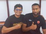 Sekjen-Red-Gank-Sadakati-Sukma-bersama-pemain-PSM-Yuran-Fernandes-v.jpg