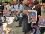 Selama-aksi-unjuk-rasa-tersebut-massa-secara-bergantian.jpg