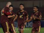 Selebrasi-pemain-PSM-Makasar-Kenzo-Nambu-memeluk-Pluim.jpg