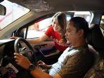 Seorang-pelanggan-sedang-mencoba-fitur-dari-All-New-Veloz.jpg