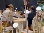 Seorang-pengantin-pria-menikahi-perempuan-pujaan-hatinya-dengan-mahar-tiket-Coldplay.jpg