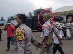 Seorang-pria-beruban-tampak-diamankan-polisi-saat-demonstrasi.jpg