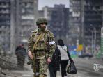 Seorang-tentara-Rusia-berpatroli-di-Jalan-Mariupol-pada-12-April-2022.jpg