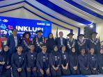 Seremoni-Rektor-Unibos-Prof-Batara-Surya-bersama-mahasiswa.jpg