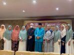 Sesi-foto-Annisa-Hijab-Community-Ustad-Abdul-Latief-dan-perwakilan-panti-asuhan-di-Hotel-Asia.jpg