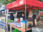 Setiap-sore-lapaknya-ramai-dikunjungi-pembeli-yang-berburu-hidangan-berbuka-puasa.jpg