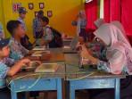 Siswa-sedang-menyantap-makanan-Pro.jpg