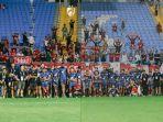 Skuad-PSM-Makassar-berfoto-bersama-suporter-usai-lawan-Persik-Kediri.jpg