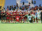 Skuad-PSM-Makassar-bersama-suporter-usai-laga-Persis-Solo-pada-pekan-pertama-Liga-1-hy.jpg