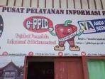 Spanduk-Pusat-Pelayanan-Informasi-Publik-yang-terpasang-di-pintu-masuk-Kantor-KPU-Tana-Toraja.jpg