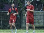 Striker-PSM-Everton-Nascimento-dan-gelandang-serang-PSM-Willem-Jan-Pluim.jpg