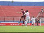 Striker-PSM-Everton-Nascimento-saat-berduel-bola-udara-dengan-Denny-Arwin-1.jpg