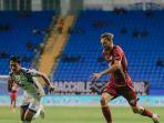 Striker-PSM-Makassar-Nermin-Haljeta-duel-dengan-pemain-PSIS99999999.jpg