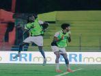 Striker-PSM-Makassar-Tito-Okello-dan-bek-PSM-Makassar-Aloisio-Neto-Sju.jpg