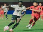 Striker-PSM-Makassar-Tito-Okello-duel-dengan-bek-Persija-Jakarta-Rizky-Ridho-ujuuu.jpg